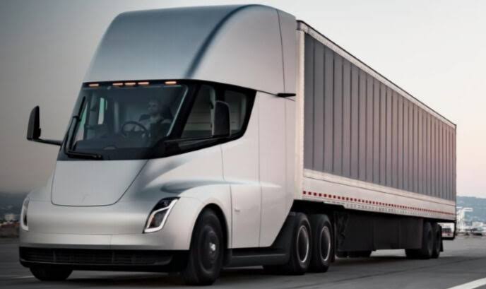 tesla-cybertruck-vs-tesla-semi-drag-race-in-texas